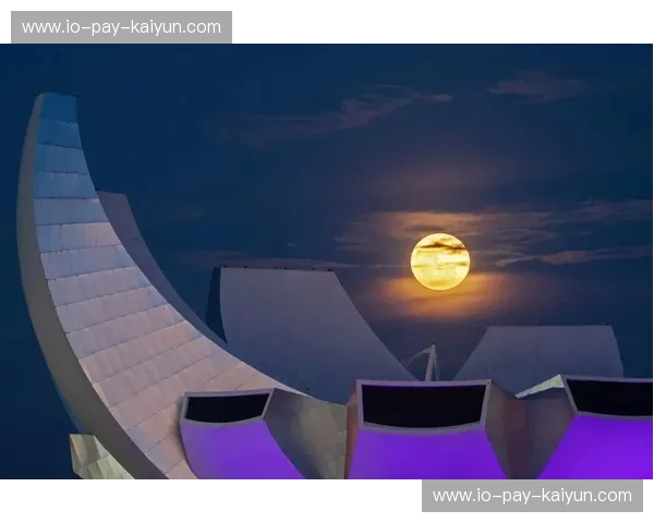 双城记:当维港的晚风吹过狮城的绿荫,谁才是亚洲的“天选之城”?